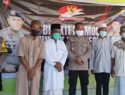 Bhabinkamtibmas Polsek Biau Bersama Brimob Polda Sulteng Sedekah Kitab Suci Al-Quran