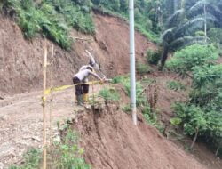 Awas Ada Longsoran!! Polsek Sinjai Borong Pasang Police Line di Area Longsor.