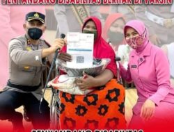 Sabariah, Penyandang Disabilitas Warga Hagu Selatan, Menerima Suntikan Vaksin Di Polres Lhokseumawe