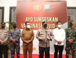 Wakapolri Dan Rombongan Melakukan Peninjauan Pos PPKM Level 4 Dan Vaksinasi Di Kota Batam