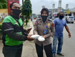 Kegiatan Posko Dapur Umum Polres Subang Bagi-Bagi Nasi Kotak Peduli Covid-19 Di Kab. Subang