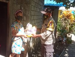 Giat Bhabinkamtibmas Dalam Pemberian Bansos Di Kampung Nanedakele Kecamatan Nusa Tabukan Kabupaten Kepl  Sangihe.