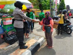 Kegiatan Posko Dapur Umum Polres Subang Bagi-Bagi Nasi Kotak Peduli Covid-19 Di Kab. Subang