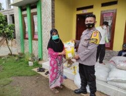 Giat Bhabinkamtibmas penyaluran bansos beras layak konsumsi di desa Kadurahayu