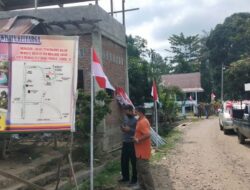 Sambut HUT RI Ke – 76, Babinsa Koramil Kodim 0103/Aut Kibarkan Bendera Merah Putih Bersama Warga