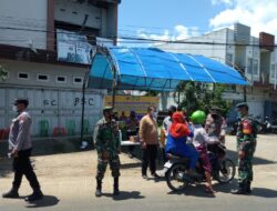 Waktu Weekend Tripika Kecamatan Barombong Gelar Operasi Prokes Dengan Berbagi Masker