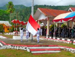 Kapolsek Bungaya Ikuti Upacara Pengibaran Bendera Merah Putih Dalam Rangka Hut RI ke-76 Tingkat Kecamatan Bungaya