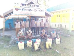 Bhabinkamtibmas Polsek Bunobogu bersama Tim Covid Desa Bulagidun Semprotkan Disinfektan di Masjid Cegah Covid-19