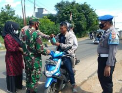 SPKT Polsek Barombong Gelar Operasi Prokes Dengan bagi-bagi Masker