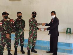 Anggota Satgas Yonif 144/JY Memberikan Bantuan masker dan Alkitab di Gereja GPSK Perbatasan