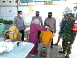 Kapolsek Barombong Gelar Operasi Prokes dibatas Kota Barombong Makassar dengan bagikan Masker