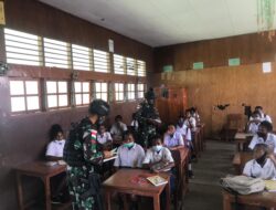 Satgas Yonif 512/QY Bagikan Tas Dan buku Di SMPN 1 Waris, Perbatasan RI-PNG.