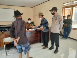 Giat Bhabinkamtibmas Ds. Padamulya Melaksanakan Kegiatan Pendistribusian Bantuan Langsung Tunai Sumber Dana Desa T.A. 2021 ke 7 (tujuh) Sebesar Rp.300.000 bagi 68 warga