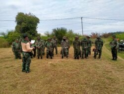 Jelang Pembukaan TMMD ke 112, Personel TNI Bersihkan Lapangan Upacara.