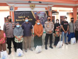 Ringankan Beban Warga Terdampak Pandemi, Bidhumas Polda Jatim Bagikan 1000 Paket Sembako di Empat Daerah