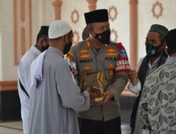 Kapolres Simeulue Bagikan Masker kepada Jemaah Hari Jum’at di Mesjid Baiturahman Kota Sinabang,