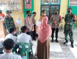 Vaksinasi Go To School ; Dandim 0103/Aceh Utara Bersama Kapolres Lhokseumawe Beri Semangat dan Motivasi Kepada Pelajar Untuk Melaksanakan Vaksin.