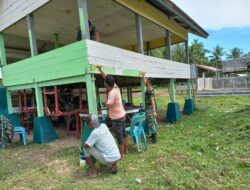 Anggota Satgas TMMD Kodim 0103/Aceh Utara bersama warga percepat Pengecetan Dua Mushallah di Desa Cot Treng.