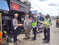 Dalam Rangka Hari Lalulintas ke 66, Satlantas Polres Bener Meriah Bagi Masker Dan Nasi Kotak