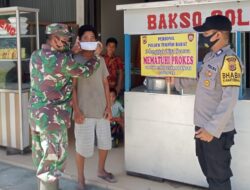 Babinsa dan Bhabinkamtibmas Lindungi Warga dari Covid 19 dengan Masker.