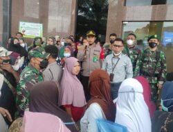 Tidak Patuhi Prokes, Personel Polres Lhokseumawe Bubarkan Kerumunan di Bank Aceh