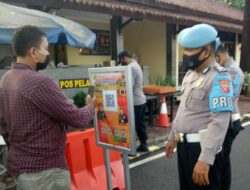 Scanning QR Barcode Aplikasi Peduli Lindungi Dan Pelaksanaan Kegiatan Cuci Tangan, Pengukuran Suhu Tubuh Serta Penerapan Protokol