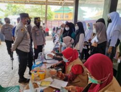 Kapolres Gowa Semangati Para Pelajar yang Ikut Vaksinasi Massal di Bontonompo Selatan