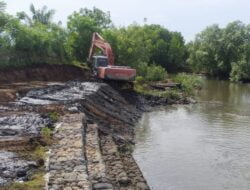 Maksimalkan Pengerjaan Excavator di Pra TMMD Ke 112 Kodim 0103/Aceh Utara Babinsa Terjun kelapangan.