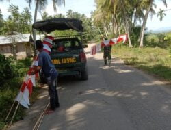 Menyambut Pembukaan TMMD Warga Antusias Bersama Satgas Memasang Umbul Umbul di Sepanjang Jalan