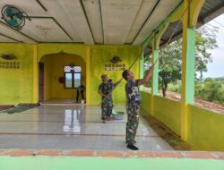 Warga Masyarakat Bersama Anggota Satgas TMMD Bergotong Royong Laksanakan Pengecatan Musalla.