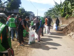 Bersinergi Dengan Warga Binaan, Bhabinkamtibmas Turut Andil Dalam Kerja Bakti