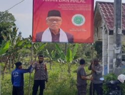 Personel Polsek Simpang Keuramat Pasang Spanduk Vaksin Aman dan Halal dari MPU