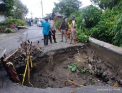 Akibat Diguyur Hujan Deras Badan jalan Kampung Suka Damai Amblas