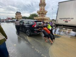 Personel Polres Lhokseumawe Lakukan Pengaturan Lalu Lintas di Lokasi Banjir Pasee.