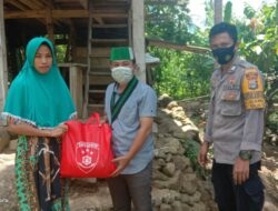 Sinergitas Polres Sinjai Bersama HMI Cabang Sinjai Salurkan Paket Bantuan Dari Dittipidum Bareskrim Polri Kepada Masyarakat Terdampak Covid-19