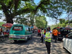 Kapolres Subang Pimpin Langsung Pembagian Masker Kepada Masyarakat di Hari Weekend