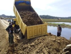 Pengerjaan Jalan Anggota Satgas TMMD Bersama Masyarakat terus Bekerja.