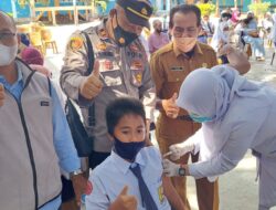 Personel Polsek Banda Sakti Bersama Nakes Bangkitkan Semangat Siswa SMAN 1 Lhokseumawe Ikut Vaksinasi