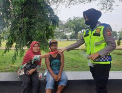 Tanpa Lelah, Kapolres Bersama Polwan Polres Subang Terjun Langsung Bagikan Masker Kepada Masyarakat