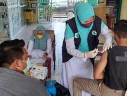 Personel Polsek Banda Sakti Kawal Pelaksana Vaksinasi Goes To School di SMAN 2 Lhokseumawe