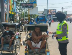 Wajib Penggunaan Masker, Polwan Polres Subang Terus Bagikan Masker Gratis Kepada Masyarakat di Massa PPKM