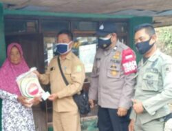 Wakapolres Subang Terus Sasar Warga dan Bagikan Sembako di Massa PPKM