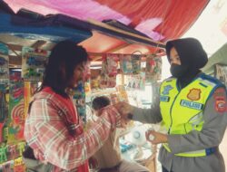 Personel Polisi Wanita Dipimpin Kapolres Subang, Bagikan Masker Gratis Kepada Masyarakat