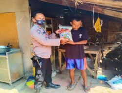 Wakapolres Bagikan Bansos Door to Door Kepada Warga Terdampak Covid 19 di Subang