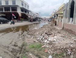 Jalan Gudang Baru Sudah Sekian Lama Rusak Berlubang Juga Digenangi Air