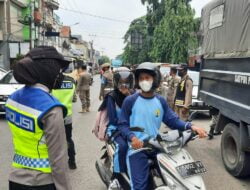 Kapolres Bersama Polisi Wanita di Subang Tanpa Lelah Bagikan Masker Kepada Masyarakat