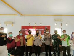 Polres Subang Gencarkan Vaksinasi Massal Bagi Lansia dan Bagikan Sembako di Dua Desa