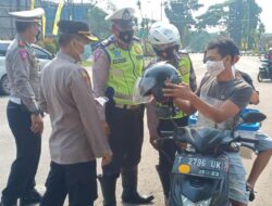 Dalam Rangka Peduli Covid-19, Kabag Ops Polres Subang Pimpin Pembagian Masker Gratis