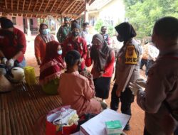 Polres Subang Bersama Jajaran Polsek Laksanakan Giat Door to Door Vaksinasi Lansia