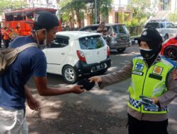 Jumat Berkah, Polwan Terus Bagi-Bagi Masker Gratis Kepada Masyarakat Guna Penegakan Prokes